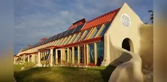 En solo 45 días, Argentina construyó una escuela con 25 toneladas de residuos reciclados, paneles solares y un sistema para recoger agua de lluvia En solo 45 días, Argentina construyó una escuela con 25 toneladas de residuos reciclados, paneles solares y un sistema para recoger agua de lluvia