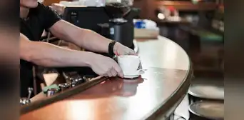 Fue despedido por trabajar en el bar de su amigo mientras estaba de baja por accidente laboral: ahora será reincorporado e indemnizado con más de 45.000 euros