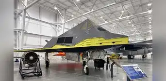 El F-117A Nighthawk, el avión furtivo que revolucionó la aviación militar con un diseño angular capaz de reducir su detección por radar El F-117A Nighthawk, el avión furtivo que revolucionó la aviación militar con un diseño angular capaz de reducir su detección por radar