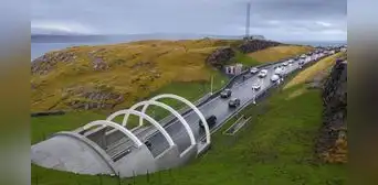 El túnel submarino de las islas Feroe parece una medusa gigante, tiene figuras humanas iluminadas y se encuentra a 72 metros bajo el agua