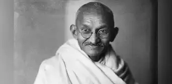 Mahatma Gandhi dejó una reflexión sobre la felicidad que invita a cambiar nuestra forma de vivir: "Vive más sencillamente para que otros puedan sencillamente vivir" Mahatma Gandhi dejó una reflexión sobre la felicidad que invita a cambiar nuestra forma de vivir: "Vive más sencillamente para que otros puedan sencillamente vivir"
