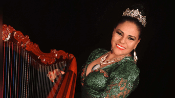 Dina Páucar celebra sus 33 años rodeada de sus colegas del folclore. Foto: difusión