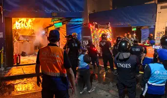 Incendio en Mesa Redonda: bomberos confinan siniestro en el jirón Puno originado por presunto recalentamiento de aparato eléctrico