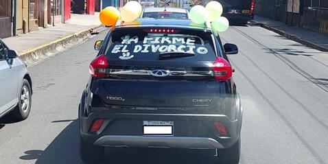 Pablo Campos decoró su vehículo como parte de su celebración por haberse divorciado. Foto: El Tiempo   