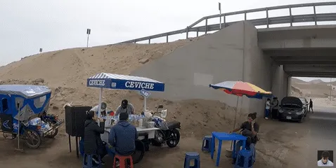 Esta cevichería en carretilla la rompe en plena Panamericana Sur. Foto: YouTube MarkoTK   