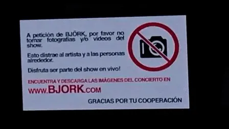 <em> Björk exige no tomar fotografías o videos en su show. Foto: captura de Facebook</em>   