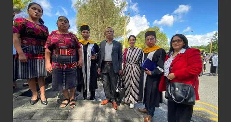 Hermanos que trabajaron como lustrabotas se graduaron y ahora son dueños de una cadena de farmacias