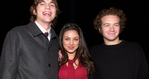  Mila Kunis, Ashton Kutcher y Danny Masterson se conocieron en 'That 70's Show'. Foto: Milenio<br><br>  