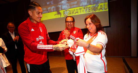 Dina Boluarte estuvo con la selección peruana antes del duelo ante Brasil. Foto: FPF   