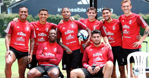 Oliver Sonne junto a los demás jugadores de la selección peruana. Foto: FPF   