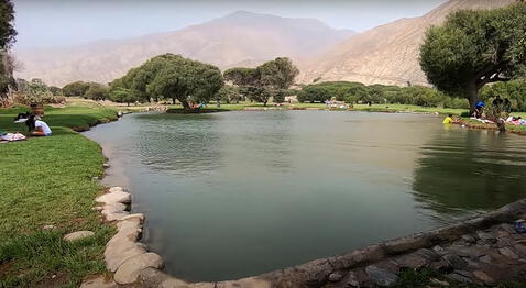 ¡Nada que playa! Familias enteras aprovechan el verano y son captadas refrescándose en el río Chillón