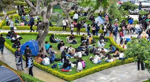  Sanmarquinos esperan por almuerzo especial. Foto: Universidad Nacional Mayor de San Marcos    