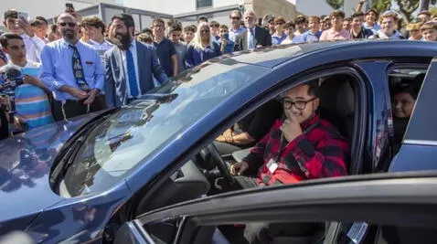 El docente entrando por primera vez a su auto. Foto: Gentileza Francine Orr/Los Angeles Times    