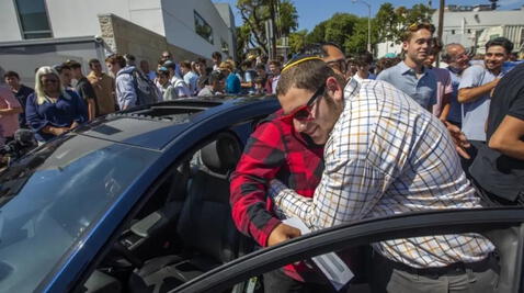 Alumnos dándole muestras de cariño a Castro. Foto: Gentileza Francine Orr/Los Angeles Times    