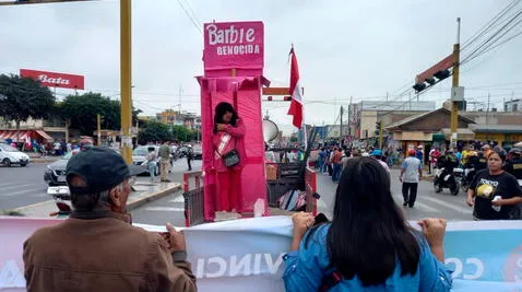 Peruano sorprende al disfrazarse de peculiar Barbie para protestar contra gobierno de Dina Boluarte