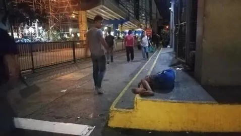 Un niño abraza a su perro para soportar el frío de la noche, y la imagen se hace viral