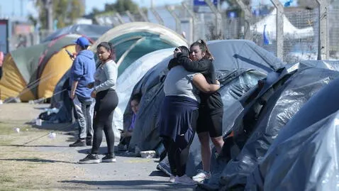 Fanáticas llorando por la cancelación del evento. Foto: Nacho Amiconi   