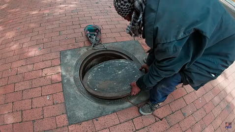 Hombre afirma vivir feliz en una alcantarilla desde hace 18 años: “Esto no tiene precio”