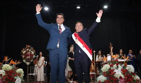 Alcalde de Trujillo juramentó con banda presidencial y con huaco erótico en el pecho: 