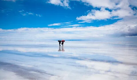 El Salar de Uyuni ofrece vistas increíbles, sobre todo durante la temporada de lluvias cuando simula un gran espejo. Foto: National Geographic