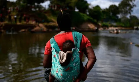 A diario, miles de migrantes cruzan la peligrosa selva del Darién
