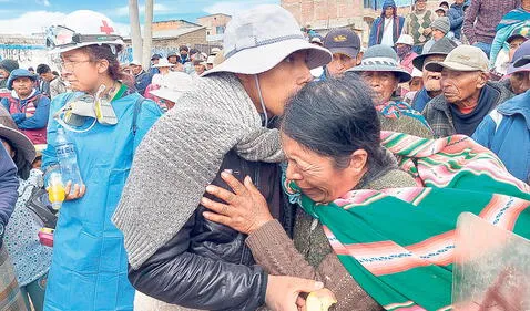  Encuentro. Madre abraza a su hijo rescatado por aimaras del río Ilave. Le llevó ropa y comida. Foto: Liubomir Fernández/La República   