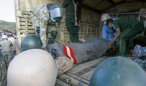 Lamentable. El último cuerpo fue rescatado el lunes en Ilave. Foto: EFE   