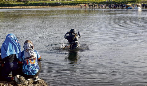 Búsqueda. Aimaras ayudaron en búsqueda de efectivos. Foto: EFE   