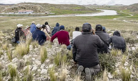 Testigos. Desde un punto alto, los aimaras observan cómo los soldados deciden cruzar el río Ilave por su propia voluntad. Foto: Liubomir Fernández/La República   