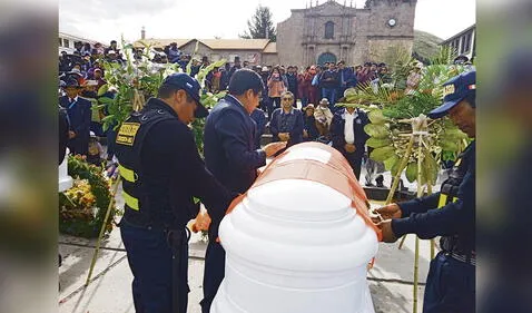 Tributo. Los aimaras se congregaron en Juli para rendir homenaje a los seis soldados del Ejército fallecidos en el río Ilave. Foto: Liubomir Fernández/La República   