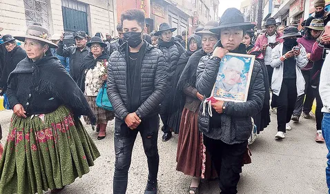  Por la ciudad. El cortejo fúnebre recorrió calles de Ilave. Esta población puneña sigue sufriendo la pérdida de sus jóvenes. Foto: Liubomir Fernández/La República   