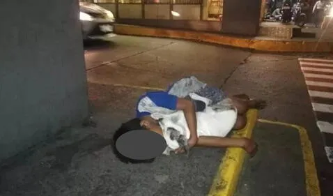 Un niño abraza a su perro para soportar el frío de la noche, y la imagen se hace viral