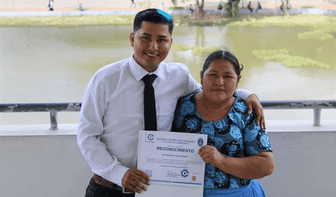 Joven se gradúa de la universidad y agradece a su madre: &quot;Vendiendo papa con huevo me sacó adelante&quot;