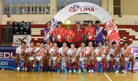 Selección de futsal tras ser campeones. Foto: UNMSM.   