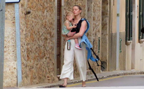  Amber Heard paseando con su menor hija en Mallorca. Foto: ABC    