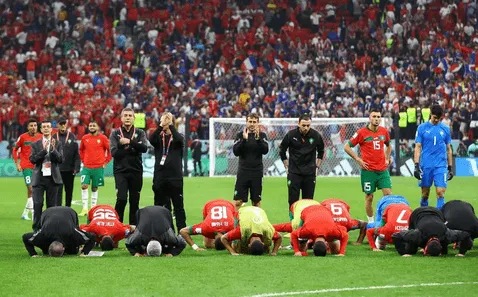 Qatar 2022: jugadores de Marruecos se arrodillan ante sus hinchas tras la derrota contra Francia