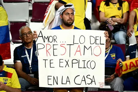 Qatar 2022: hincha de Ecuador es captado con un cartel dirigido a su pareja y desata risas en redes sociales