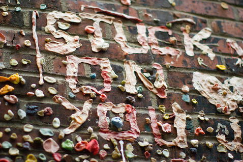  Pequeña obra de arte en 'Market Theater Gum Wall'. Foto: Wikipedia    