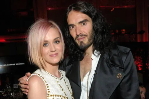  Katy Perry estuvo casada con Russell Brand, quien le pidió el divorcio a través de un mensaje de texto. Foto: PageSix   