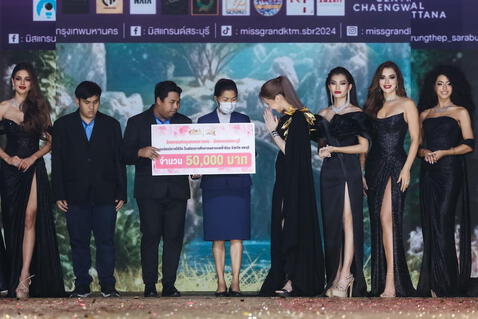 La escuela Lopburi para niños invidentes recibió un cheque. Foto: Miss Grand Bangkok Facebook<br><br>  