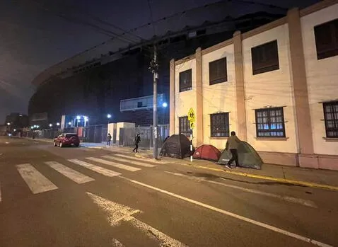 Fanáticos acampando afuera del Estadio Nacional. Foto: Zero Music   