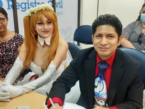 Joven se casa vestida de Asuka