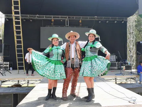  Néstor Layme junto a Yovanita y Eli Urpi de Puro sentimiento de Chumbivilcas. Foto: Néstor Layme Facebook<br><br>  