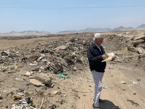  Vargas Llosa en el botadero de Reque. Foto: Álvaro Vargas Llosa/Twitter 