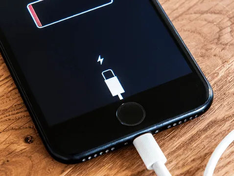 Si tu celular no carga, no necesariamente se debe a problemas con la batería. Foto: composición La República/Alamy