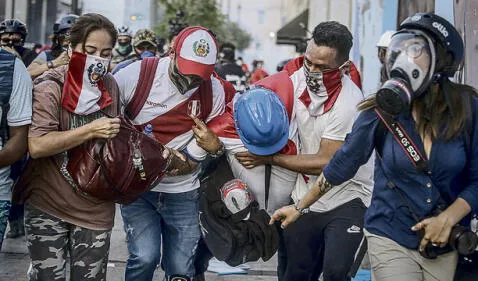 Herido. Primeras víctimas a causa del fuerte enfrentamiento en el centro histórico de Lima. Foto: John Reyes/La República 