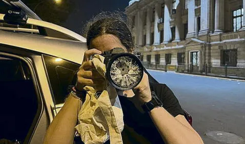 Abuso. La Policía sigue disparando perdigones al cuerpo de periodistas. La fotorreportera Guadalupe Pardo salvó la vista ayer. Foto: AFPP   