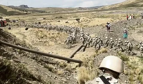Ejército. Militares llegan de Tacna y Moquegua a la ciudad de Puno por los cerros del distrito de Laraqueri. Foto: difusión   