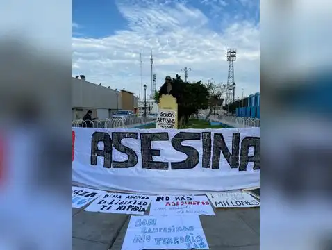 Plazuela Raymondi también fue llenada de carteles en contra del gobierno.   