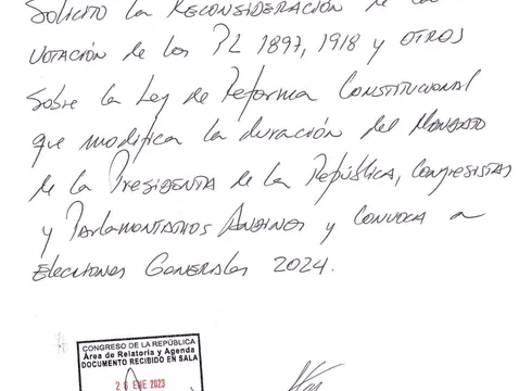 Document presented.  Photo: Congress   